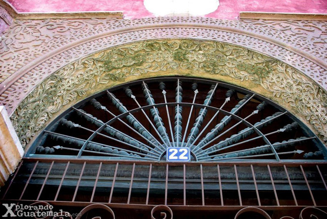 Fotografía: detalles en La Antigua Guatemala, manijas, puertas