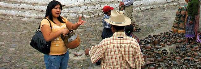 El regateo, tradición en los mercados de Guatemala