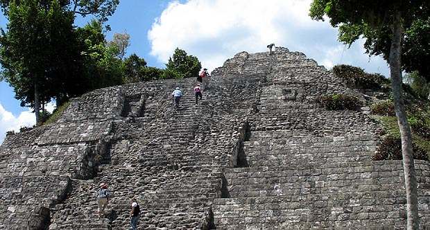 Yaxhá, entre naturaleza y templos mayas