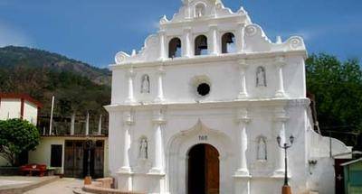 Iglesia colonial de El Chol en Baja Verapaz