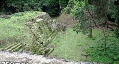 Uaxactún al norte de Tikal