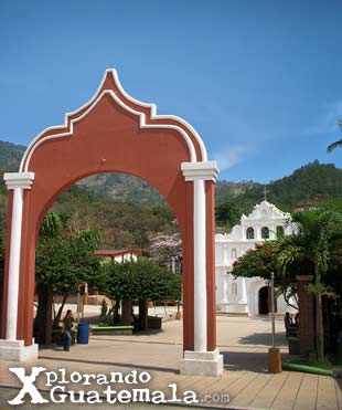 Iglesia colonial de El Chol en Baja Verapaz / foto 2