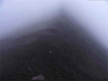 Los precipicios a ambos lados del Camellón, ocultos por la niebla<br>