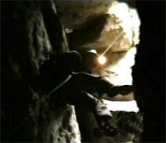 Explorador descendiendo en la gruta de Xela.