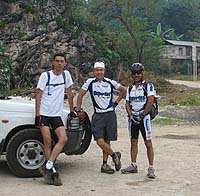 Héctor, Carlos y Efraín antes de salir a pedalear. Foto por Mario Santos.