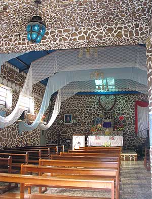 Interior y sagrario de la iglesia