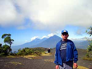 Volcanes de Agua, Acatenango y Fuego vistos desde el Cerro Chino, Volcán de Pacaya. La única limitación para disfrutar de esta maravilla, es la voluntad