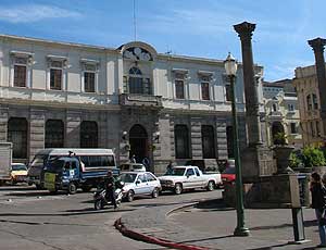 Banco Industrial en Xela, frente al Parque Central.