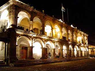 Palacio de Ayuntamiento frente al Parque Central.