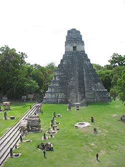 Templo I visto desde el Templo II. Gran Plaza de Tikal.