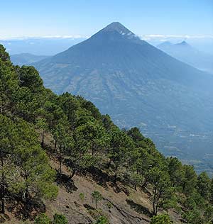 Volcán de Agua visto desde el Volcán Acatenango.