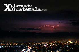 Relámpago nocturno sobre la Ciudad de Guatemala.
