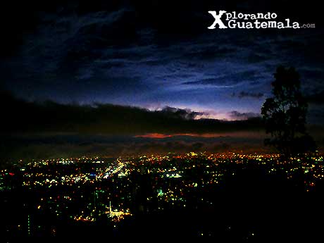 resplandor cielo nocturno Guatemala