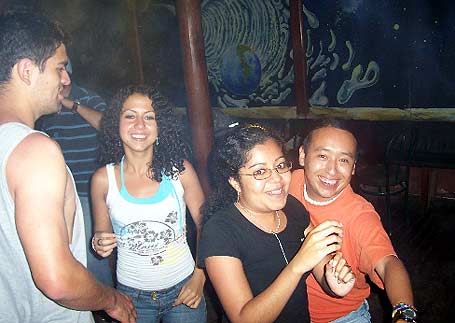 Amigos de Carolina disfrutando de la Vida Nocturna en Monterrico