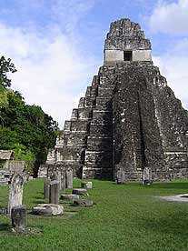 Templo maya en Tikal. Foto cortesía de http://www.fotosdeguatemala.com