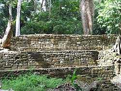 Estructuras en Aguateca. Foto por Mayan Master.