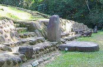 Estela y altar maya en Takalik Abaj, Retalhuleu.